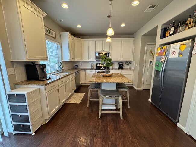 Building Photo - 3 Bedroom, 4 Bathroom Home on a Corner Lot...