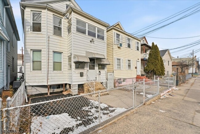 Building Photo - 102 Highland Ave