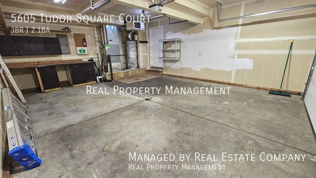 Building Photo - 5605 Tudor Square Ct
