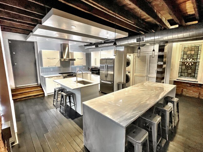Building Photo - 5827 Alder St
