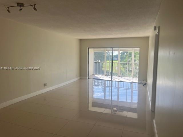 Building Photo - 3200 N Palm Aire Dr