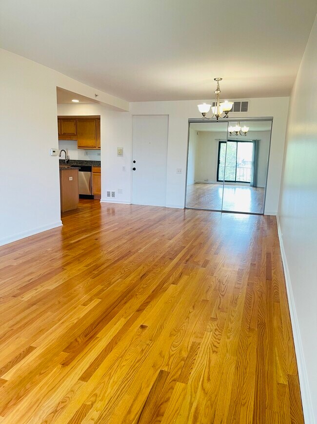 Building Photo - 600 W Russell St