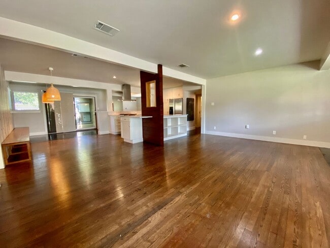 Building Photo - Charming 4 Bedrooms, 3 Bathrooms Home in Allandale!!!!