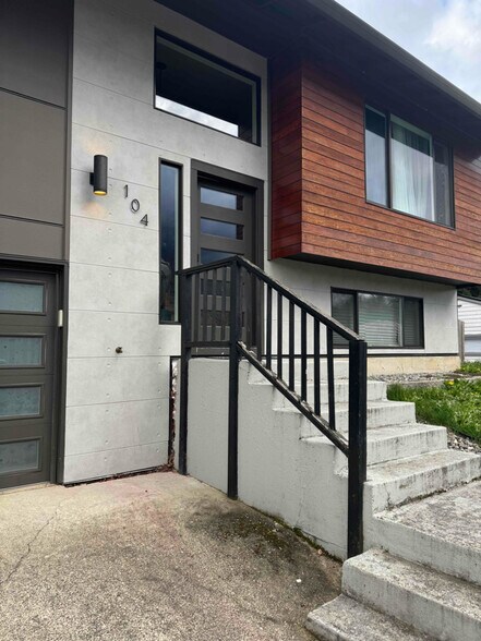 Building Photo - 104 NW Royal Ct