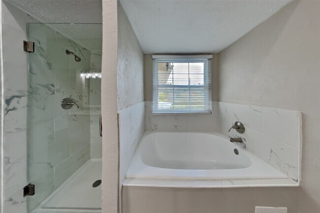 Building Photo - 5511 Pipingwood Dr
