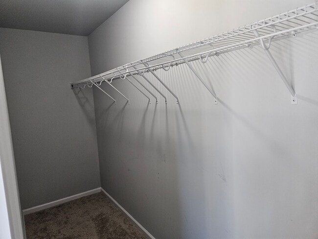 Building Photo - Beautiful unfurnished End unit - 2 bedroom...