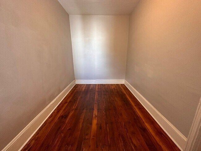 Building Photo - Old charm mixed with new finishes. Beautif...