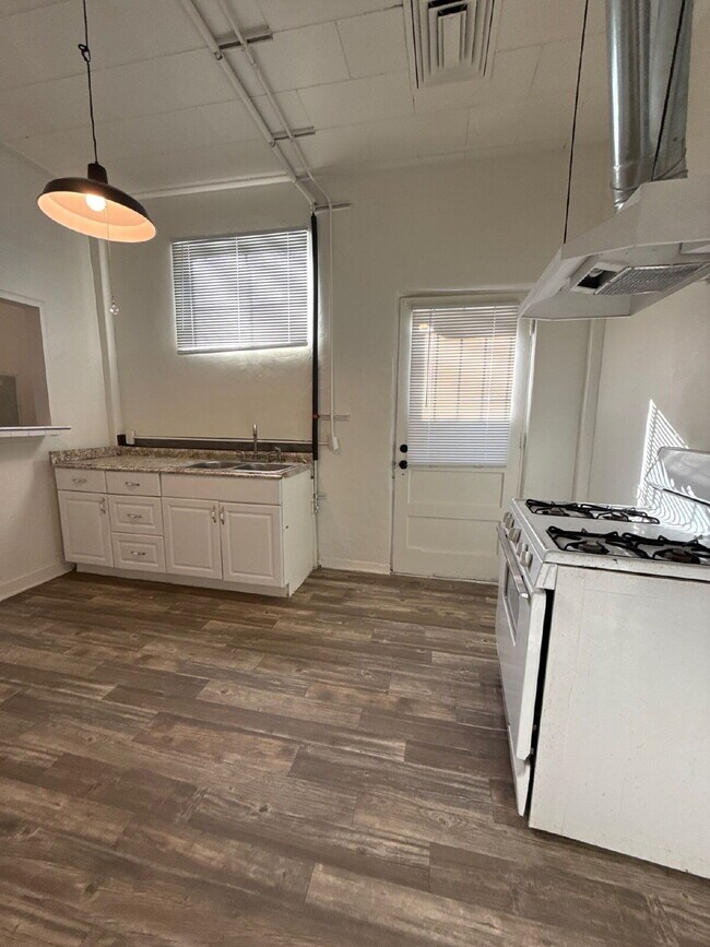 Building Photo - Great 1 bd apartment with private yard! Ridgecrest! Move in special!