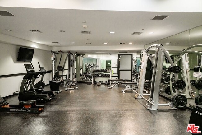 Building Photo - 655 S Hope St