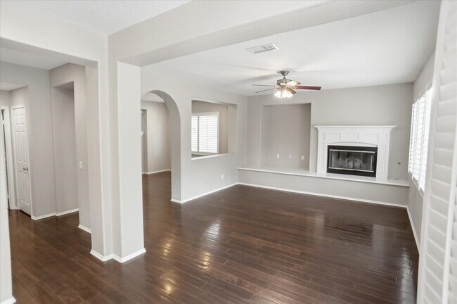 Building Photo - Spacious Alta Vista Valencia Home with Loft, Private Yard, and Community Amenities