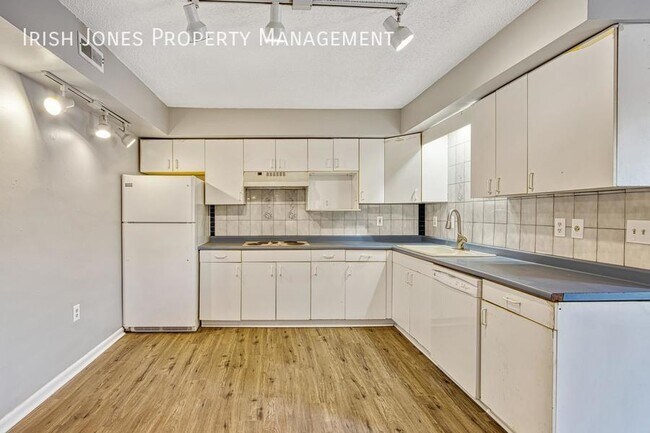 Building Photo - 1819 Pine-Apt 5