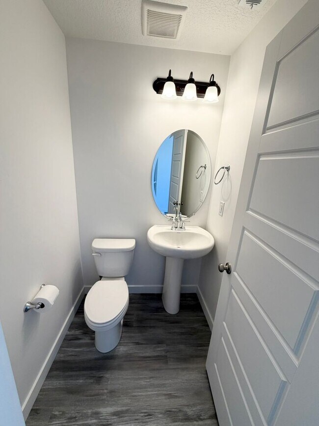 Building Photo - 3 Bedroom /2.5 Bathroom townhouse in Kearns