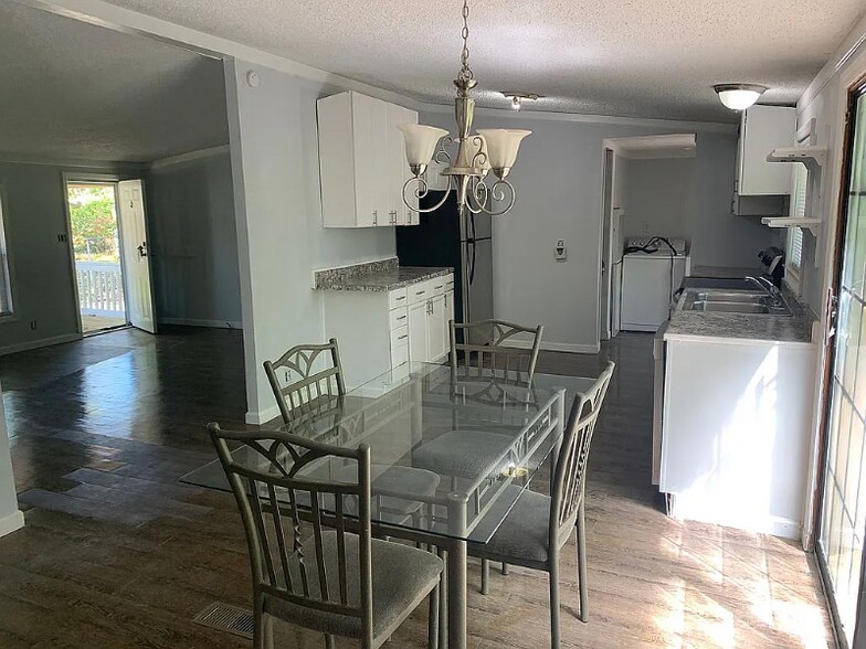 Building Photo - 232 Suburban St SW