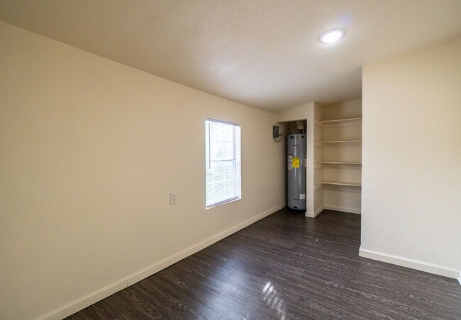 Building Photo - * Move-In Special * Cozy 3 Bed, 1 Bath Hom...