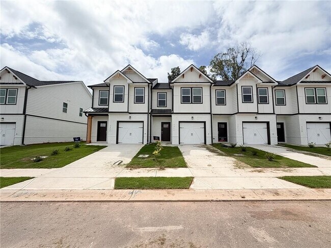 Building Photo - 5256 Magnolia Pl
