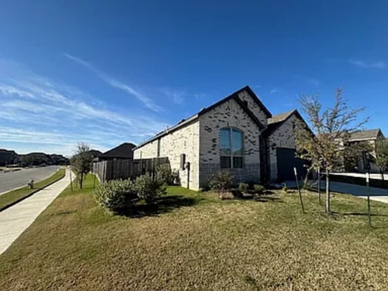 Building Photo - 1007 Simmental Loop