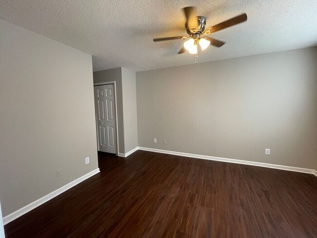 Building Photo - NW Townhome off of New Garden, Updated, Wo...