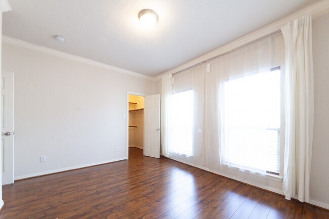 Building Photo - 3206 Holly Thicket Dr