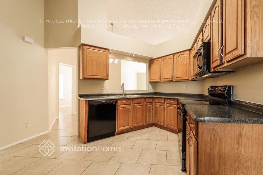 Building Photo - 3700 Montclair Dr