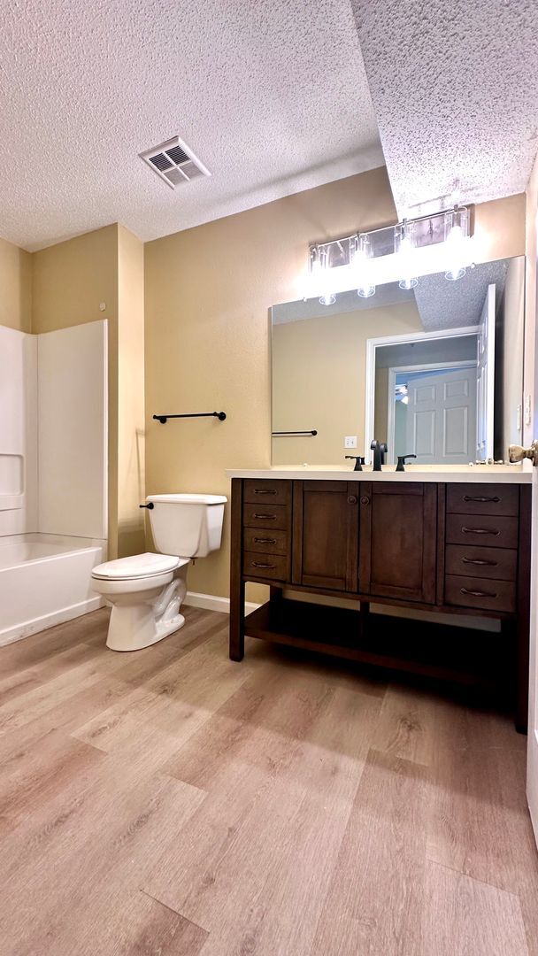 Building Photo - Newly Renovated Third Floor 1B/1B Unfurnis...
