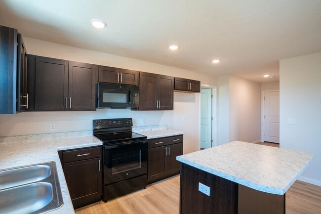 Building Photo - Beautiful newer 3 bed home with 3 car garage