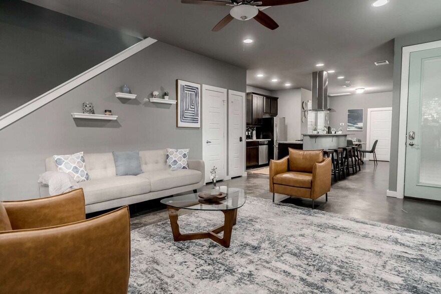 Building Photo - 2002 Rosewood Ave