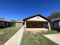Building Photo - Beautiful Home Located Near High School, T...