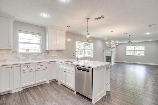 Building Photo - "Darling 3-Bedroom, 2.5-Bath Home with Elegant Upgrades!"