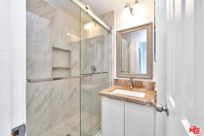 Building Photo - 536 N Oxford Ave