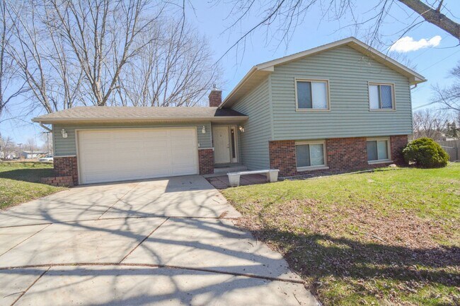 Primary Photo - End-of-Cul de Sac 4 Bed 2 Bath Available f...