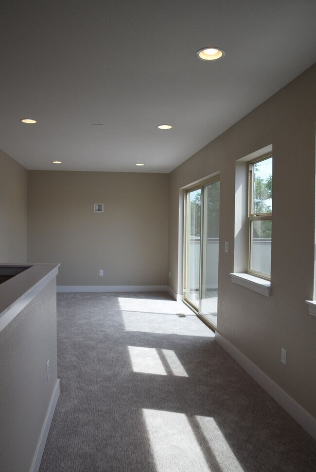 Building Photo - 3 bedroom / 3.5 bath Townhome + 2 Large Flex Spaces & Spacious Roof Top Deck!