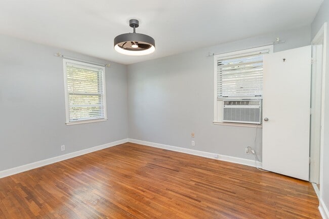 Building Photo - Affordable in Oak Hill/Green Hills - Now A...