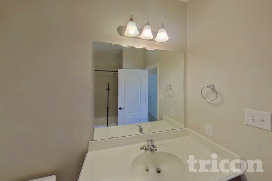 Building Photo - 2312 Redbud Dr