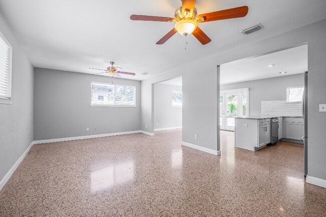 Building Photo - 302 Loruna Dr