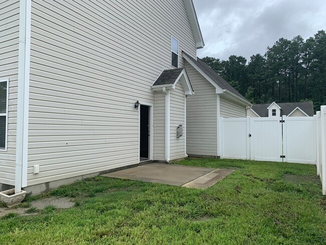 Building Photo - Five Bedroom Home in Falcon Bridge