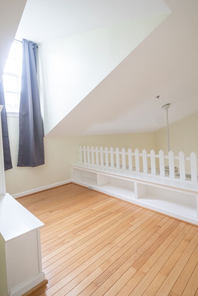 Building Photo - 719 N Vermont St