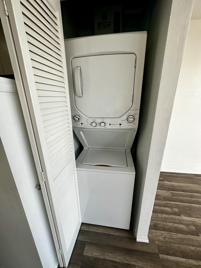 Building Photo - 1560 Thurston Ave