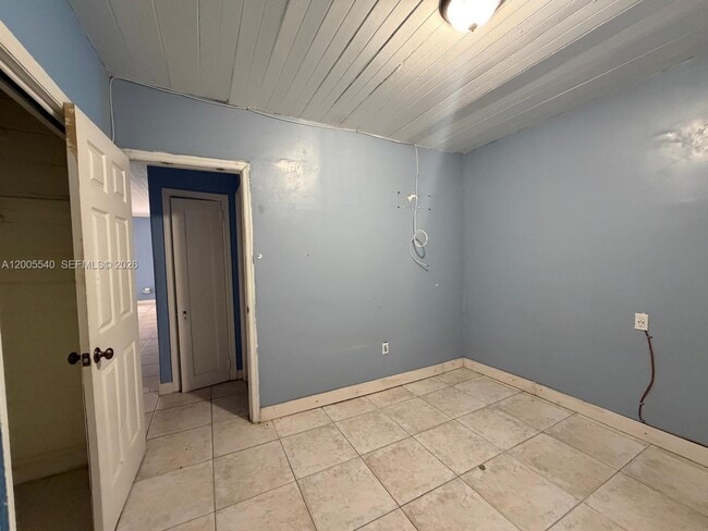 Building Photo - 2835 SW 37th Ct