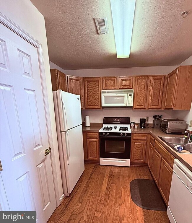 Building Photo - 45521 Westmeath way #E12