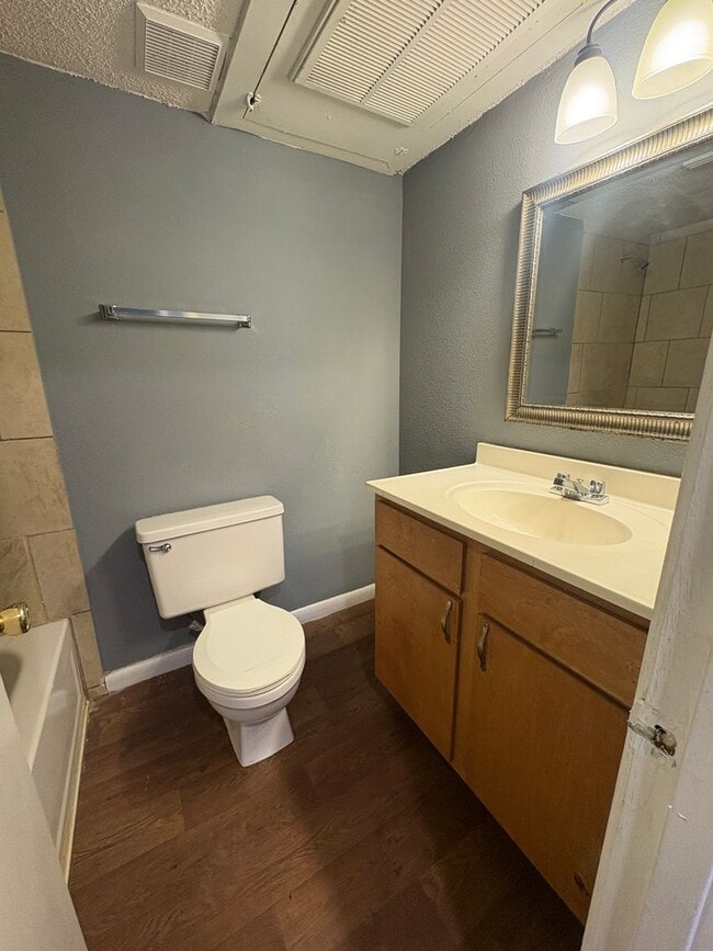 Building Photo - 1/2 First Full Month's Rent! 2BD/2BA Condo in Whispering Oaks.