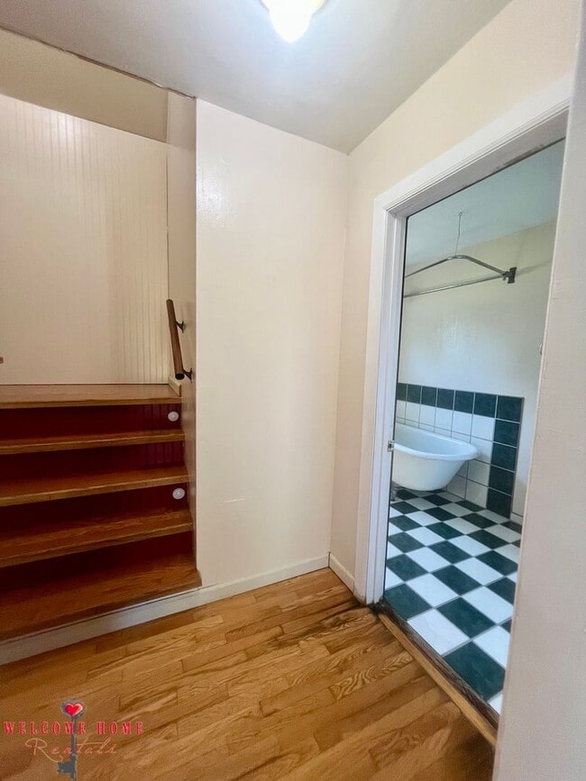 Building Photo - Unique opportunity - Bring your horses!