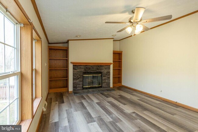 Building Photo - 202 N Teal Rd