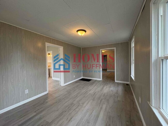 Building Photo - Two Bedroom House | Updated | Deposit Special