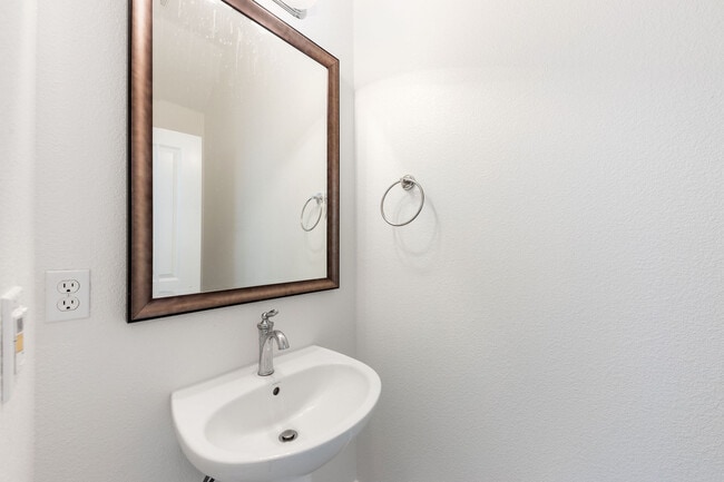 Building Photo - 1680 Southview Dr