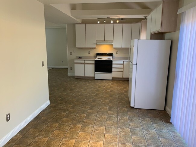 Building Photo - Great home near Shopping Centers!