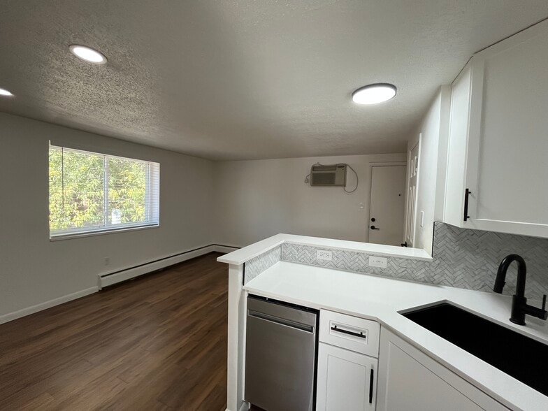 Building Photo - 165 S Clarkson St