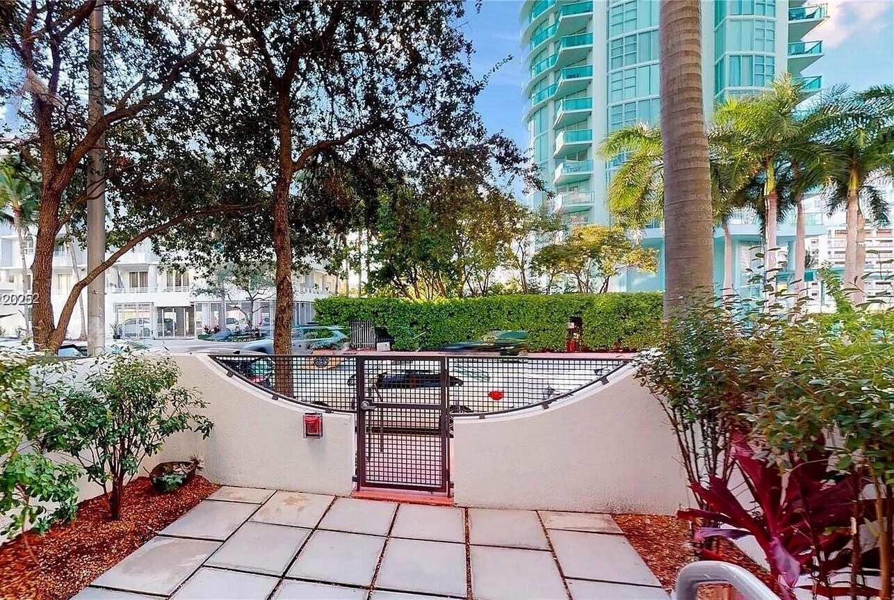 Building Photo - 6000 Collins Ave