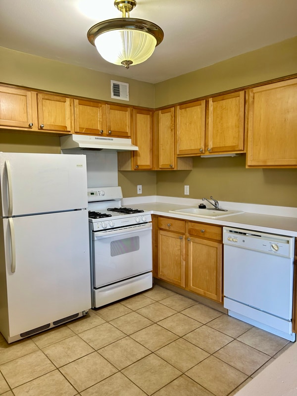 Building Photo - 474 Fox Hills Dr S