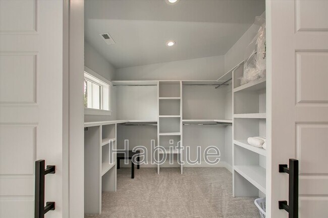 Building Photo - 2940 Davis St