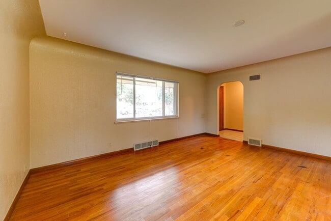 Building Photo - 4 Bed 2 Bath Close To UC Medical Center